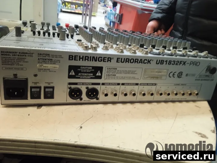 Микшерный пульт BEHRINGER ub1832fx-pro