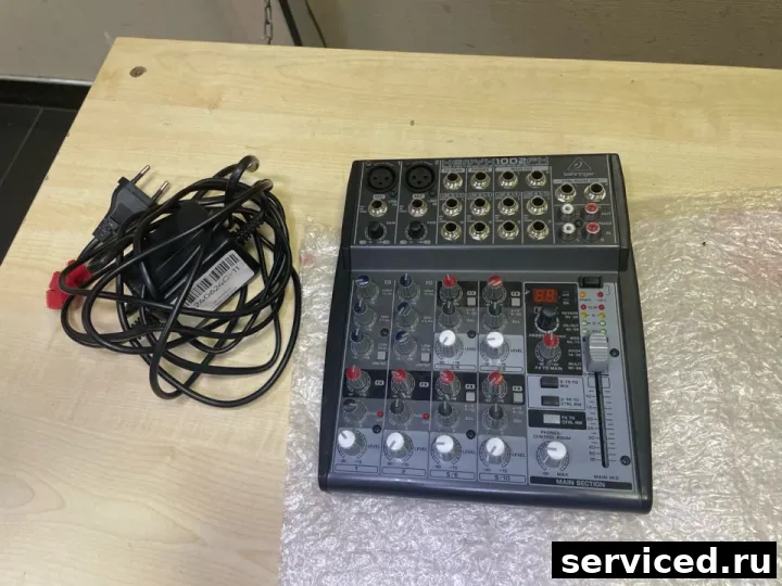 Микшерный пульт BEHRINGER Xenyx 1002FX